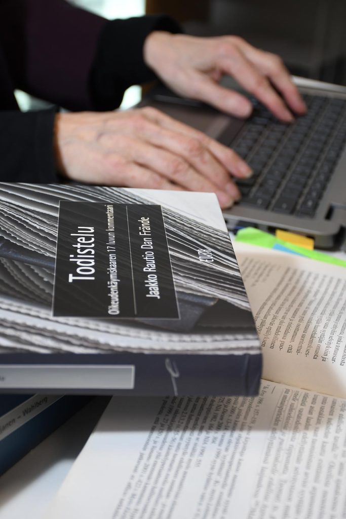 Opiskelua tietokoneelle kirjapinoja 1